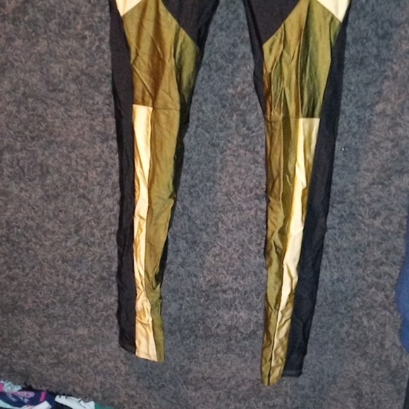 Matching activewear set size large. - Picture 9 of 9